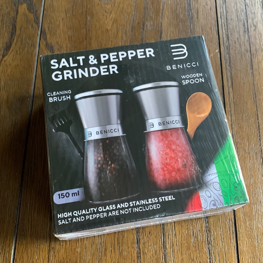 NIB Benicci Salt & Pepper Grinder Set